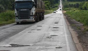 Projeto de lei quer proibir multa em rodovias com buracos