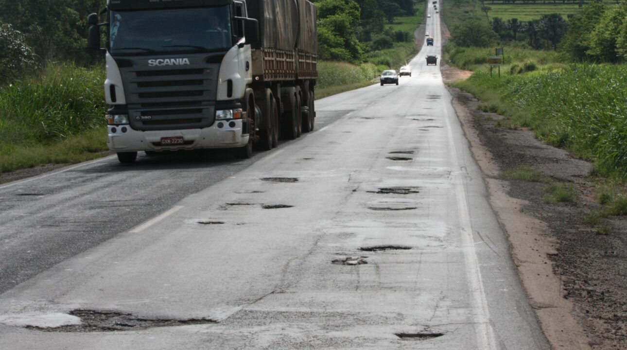 Indenização por danos causados por buracos nas estradas: Saiba como proceder