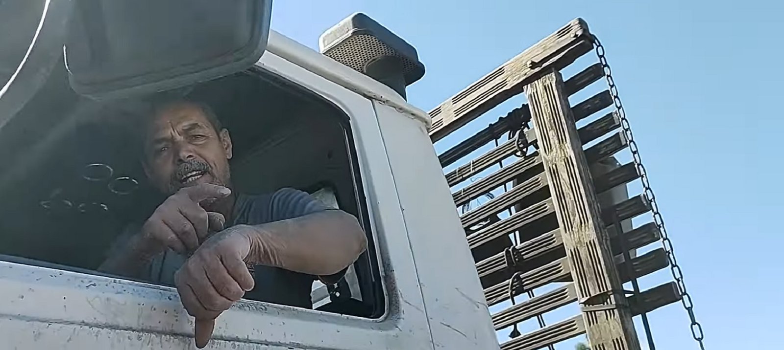 Caminhoneiro faz trolagem com colega de trabalho ao furar fila do carregamento