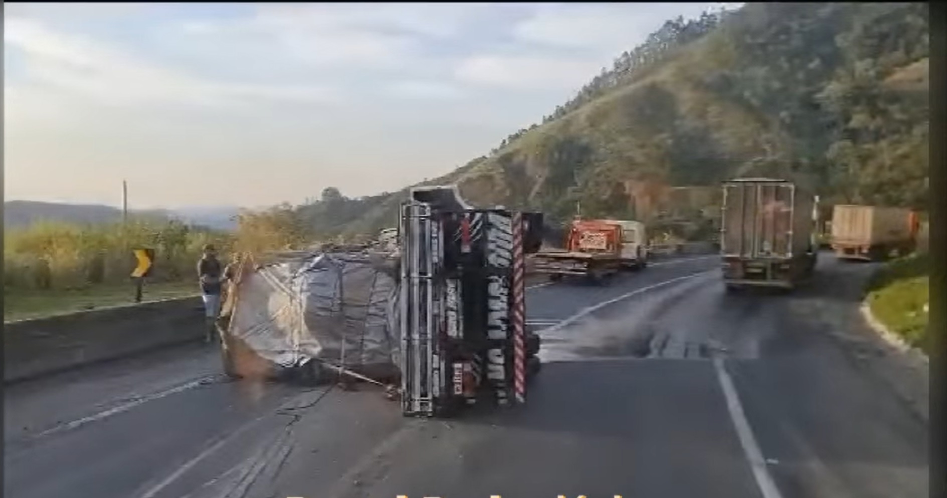 Acidentes provocam engarrafamento na rodovia Fernão Dias