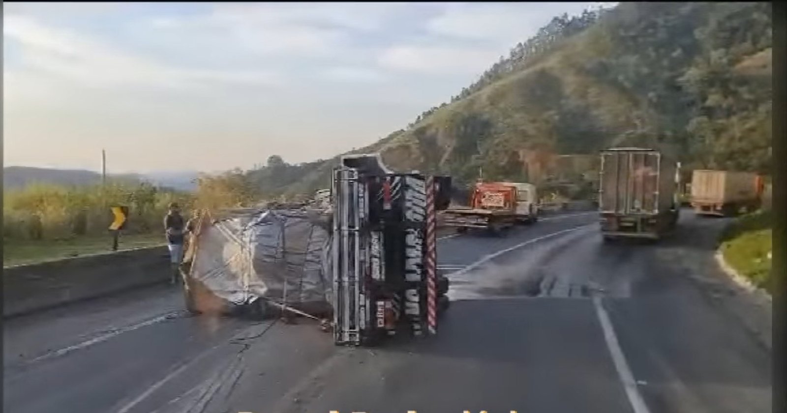 Acidentes provocam engarrafamento na rodovia Fernão Dias