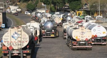 Caminhoneiros de combustíveis entram em greve em Minas e denunciam descumprimento da lei do frete