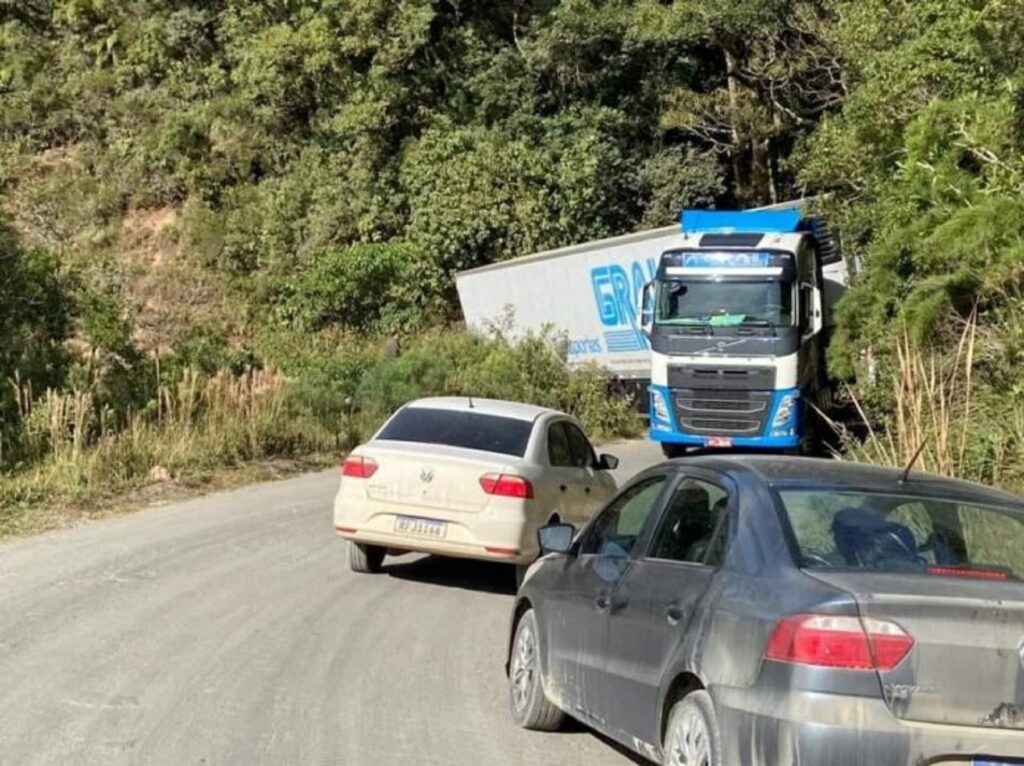 Veja a maneira correta de subir a serra com um caminhão