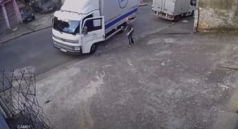 Vídeo: caminhão desce ladeira sozinho e motorista faz milagre