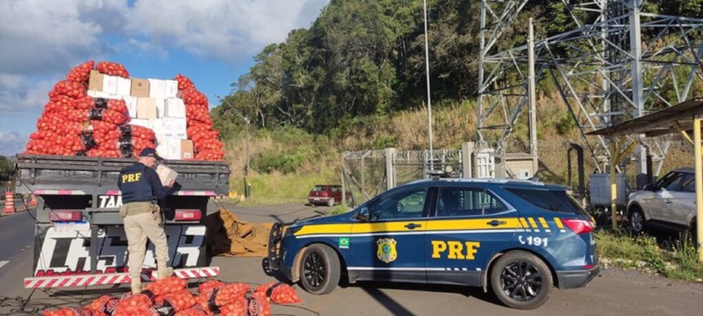 Vinho escondido em carga de batata acaba com prisão de caminhoneiro