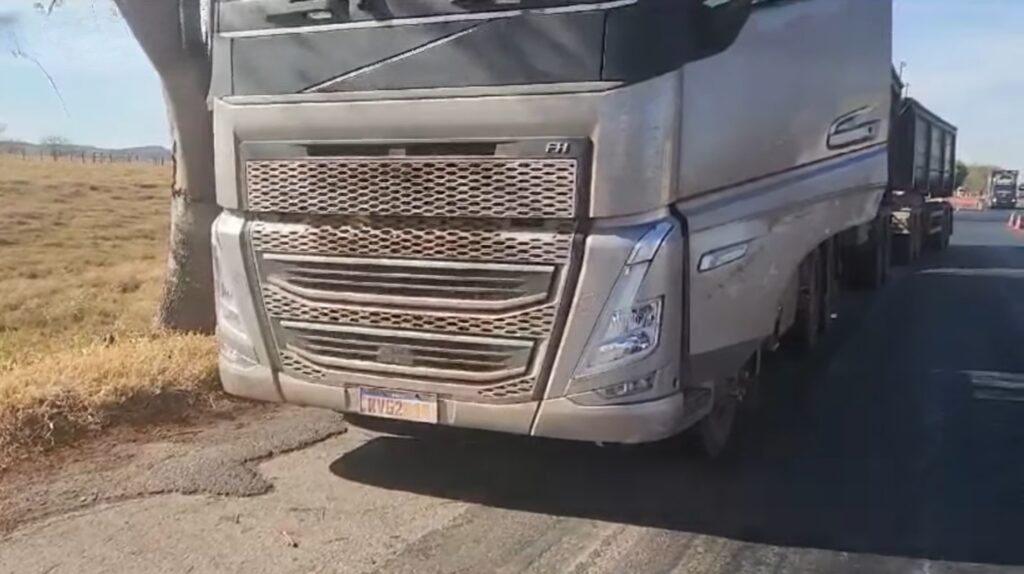 Caminhoneiro detido por dirigir rodotrem a 150 km/h e comprimidos de rebite encontrados