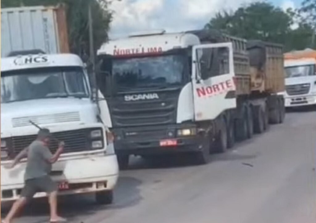 Caminhoneiros brigam no meio da rua e viram memes