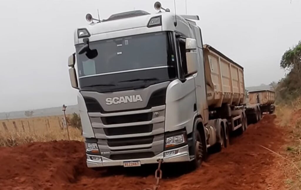 Caminhoneiro enganado cai em cilada: "Se eu imaginasse que esse aqui era desse jeito, eu tinha descarregado esse 'diabo' desse frete lá na rodovia"