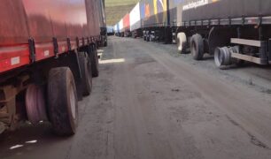 Manobrista mostra o trabalho árduo para estacionar mais de 100 carreta