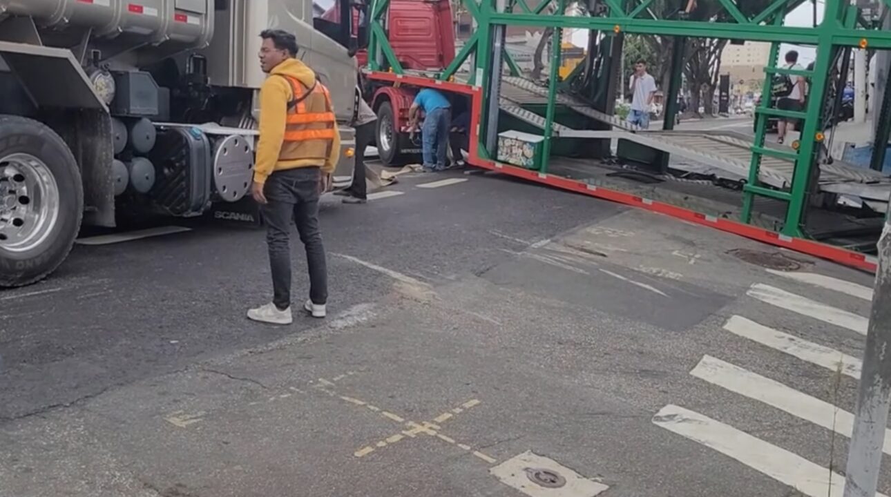 Caminhão-cegonha fica ‘preso’ em rua e precisa da ajuda de outro caminhão para sair