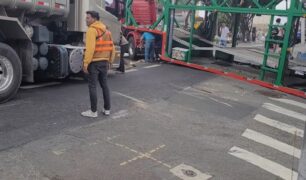 Caminhão-cegonha fica ‘preso’ em rua e precisa da ajuda de outro caminhão para sair