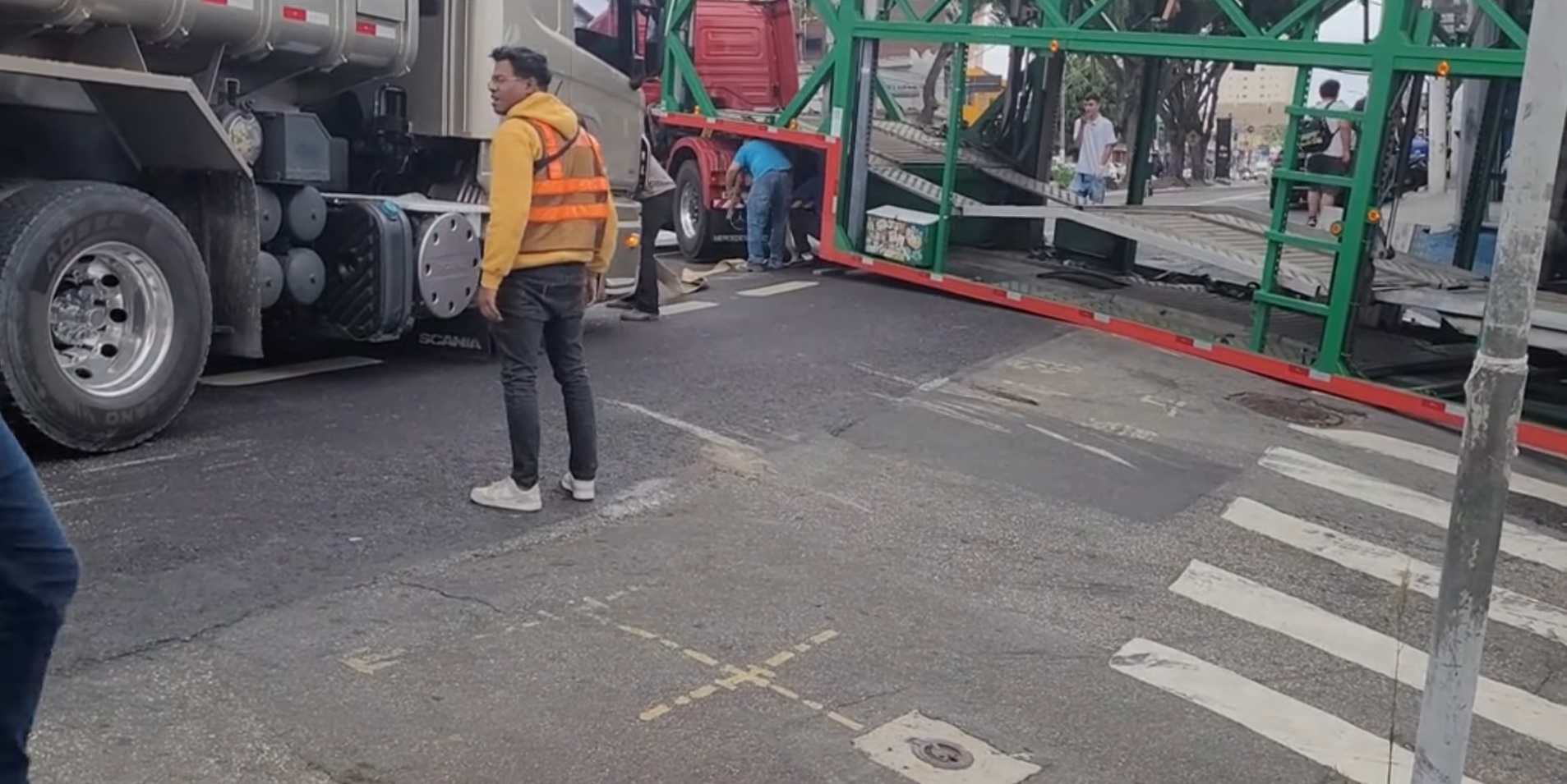 Caminhão-cegonha fica ‘preso’ em rua e precisa da ajuda de outro caminhão para sair