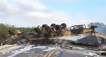 Caminhão tomba, pega fogo e duas pessoas ficam feridas