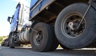 Caminhões com eixo suspenso pagarão pedágio em rodovia do sudeste