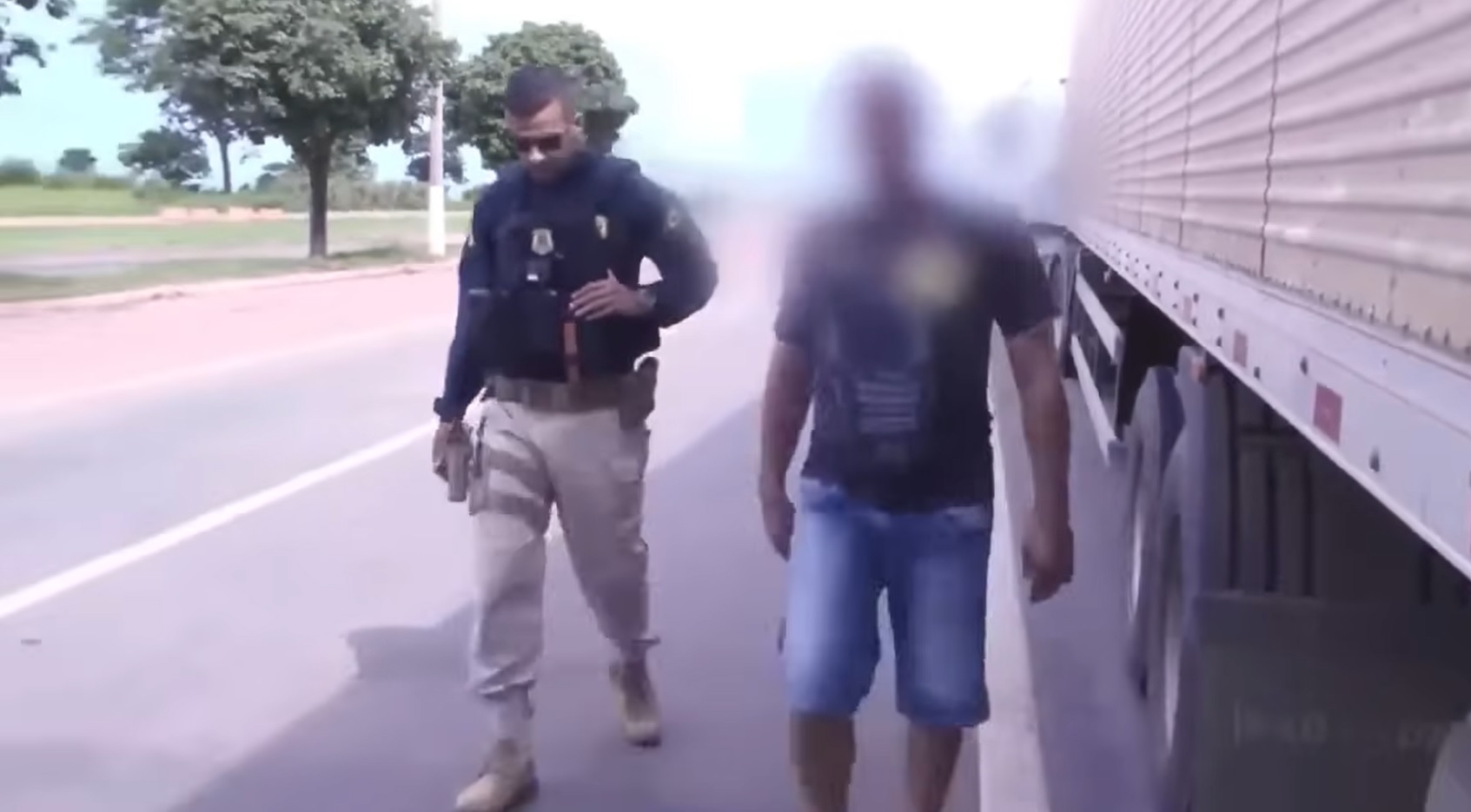 Caminhoneiro Tenta Intimidar Policial Rodoviário Federal com Marreta e Quase se Dá Mal