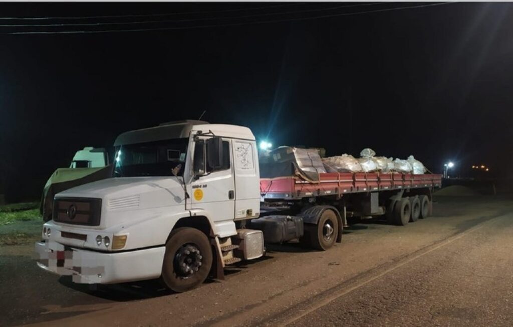 Caminhoneiro alcoolizado detido pela PRF após conduzir carreta em Zigue-Zague