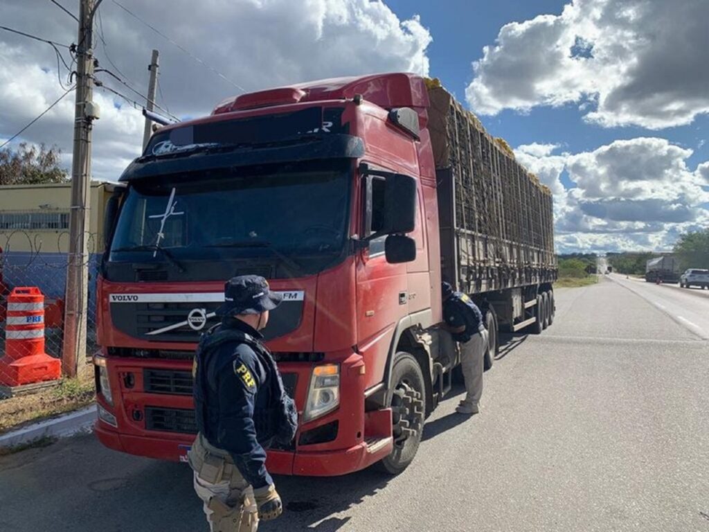 Agente da PRF recupera carreta com roubo e furto