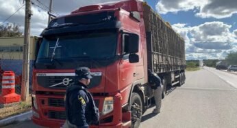 Caminhoneiro é flagrado com caminhão roubado e diz que não sabia da irregularidade