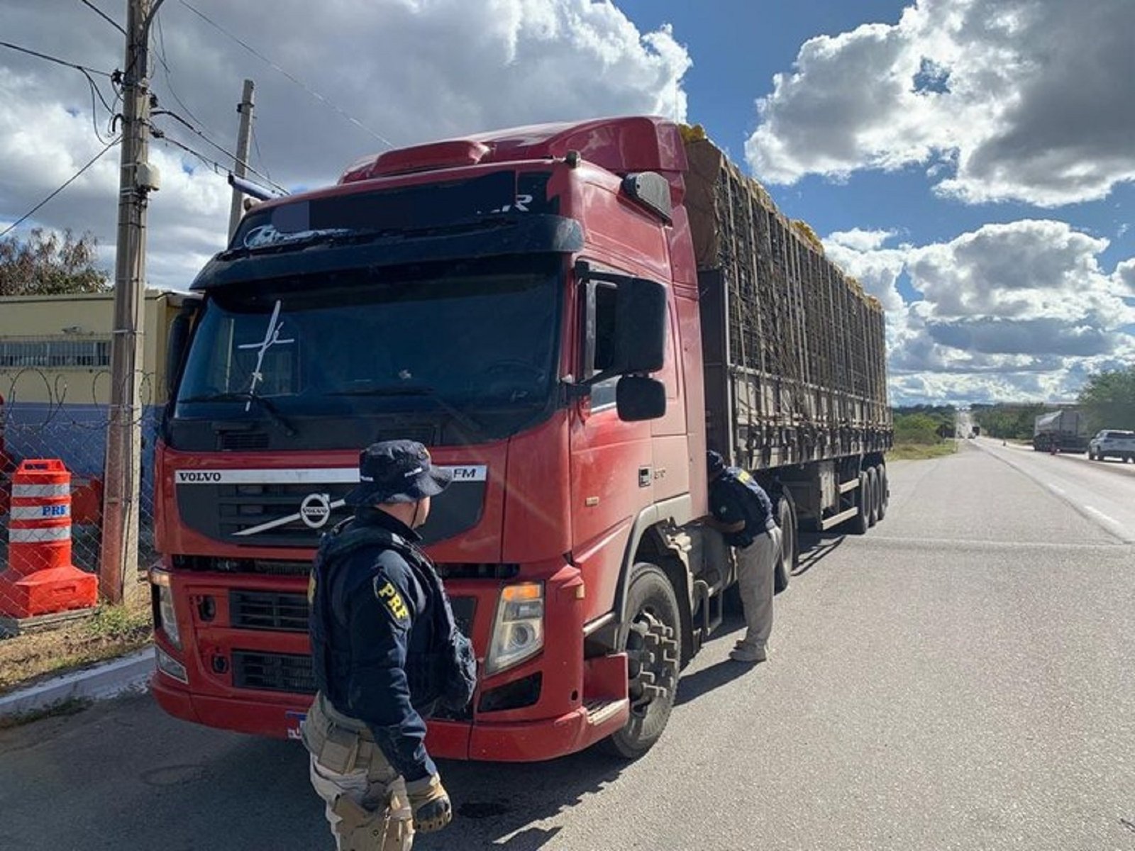 Agente da PRF recupera carreta com roubo e furto
