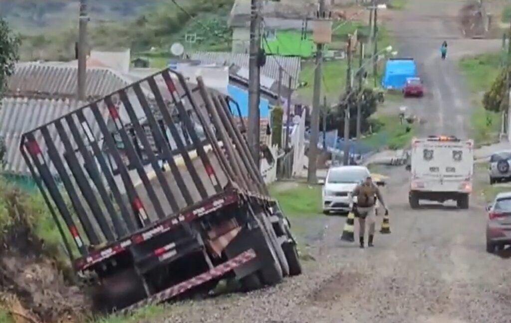 Caminhoneiro falece após manutenção e ser atropelado pelo próprio veículo