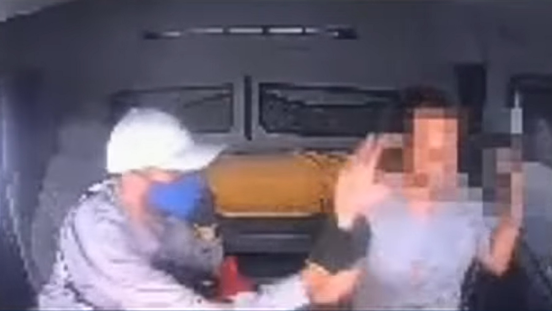 Caminhoneiro joga criminoso para fora do caminhão durante sequestro