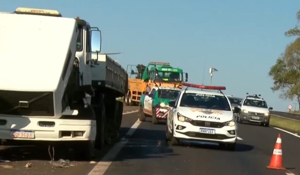 Caminhoneiro quase foi atropelado ao sair de caminhão para verificar pane mecânica