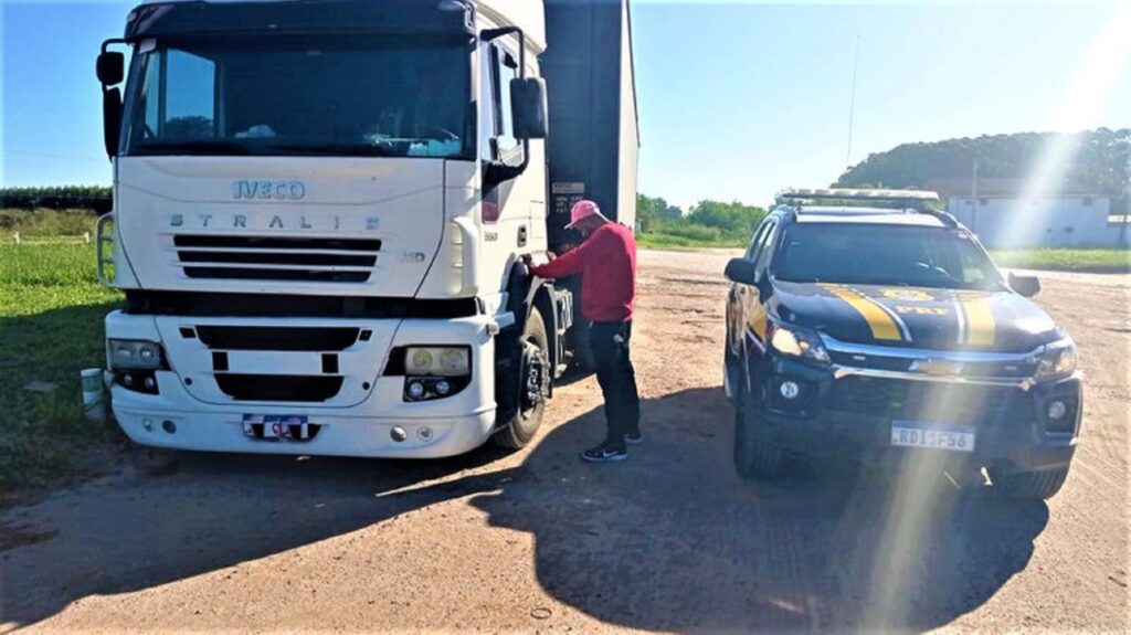 Caminhoneiro se emociona ao ter de volta o seu único caminhão que havia sido roubado