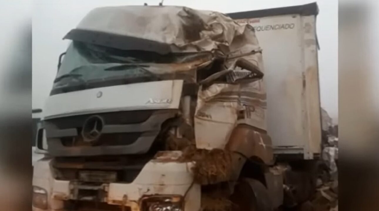 Caminhoneiro toma álcool para jantar e acaba tombando carreta