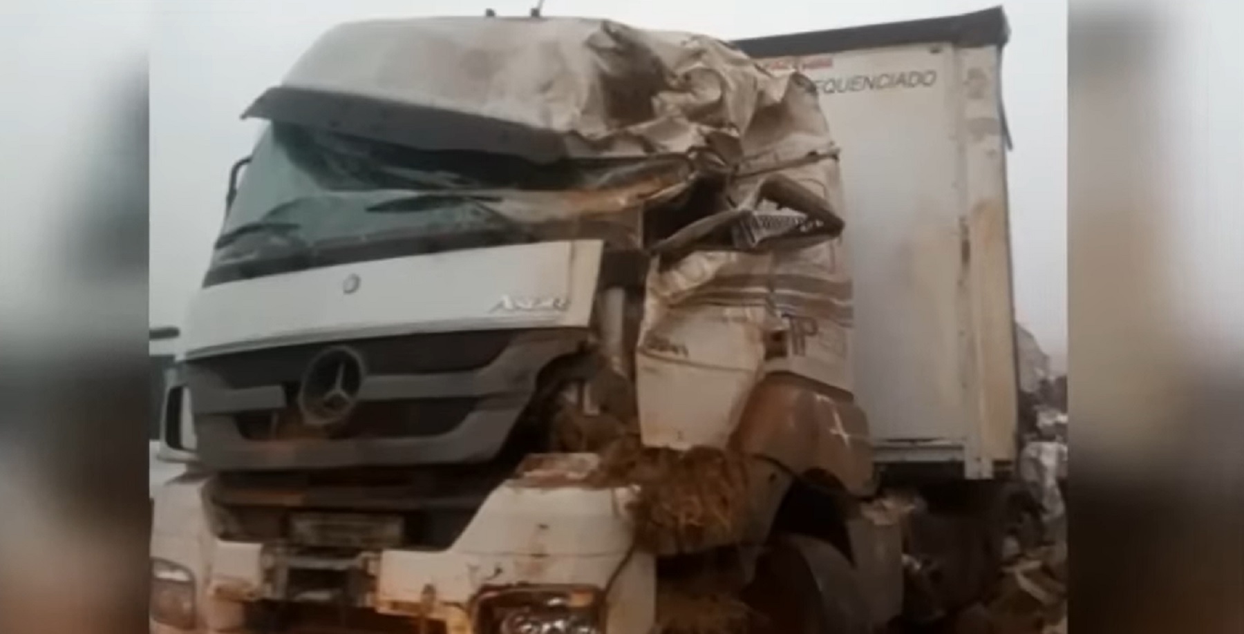 Caminhoneiro toma álcool para jantar e acaba tombando carreta