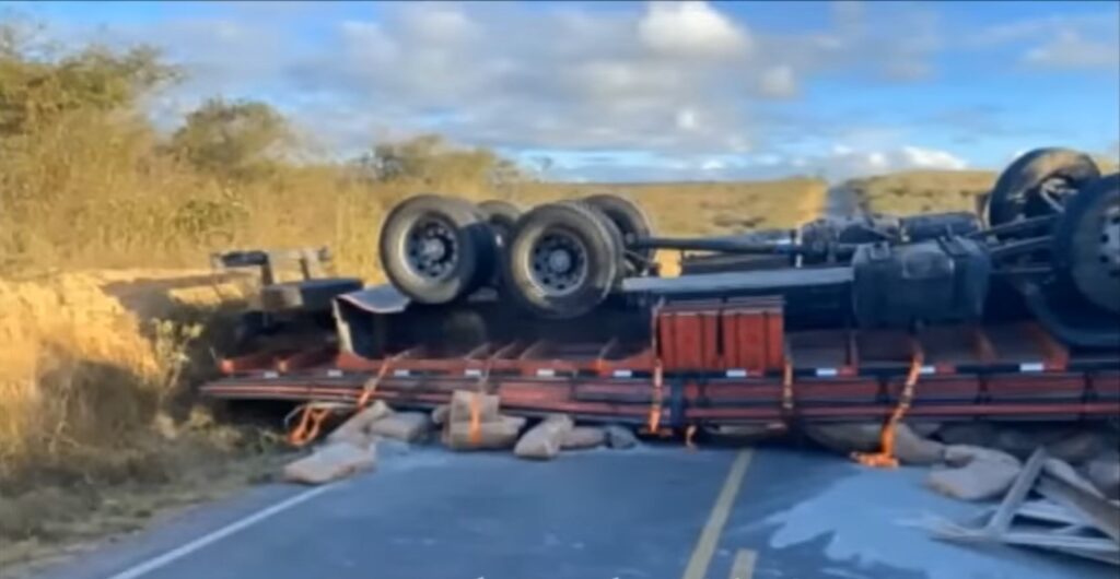 Caminhoneiro tomba veículo carregado de cimento e morre ainda no local