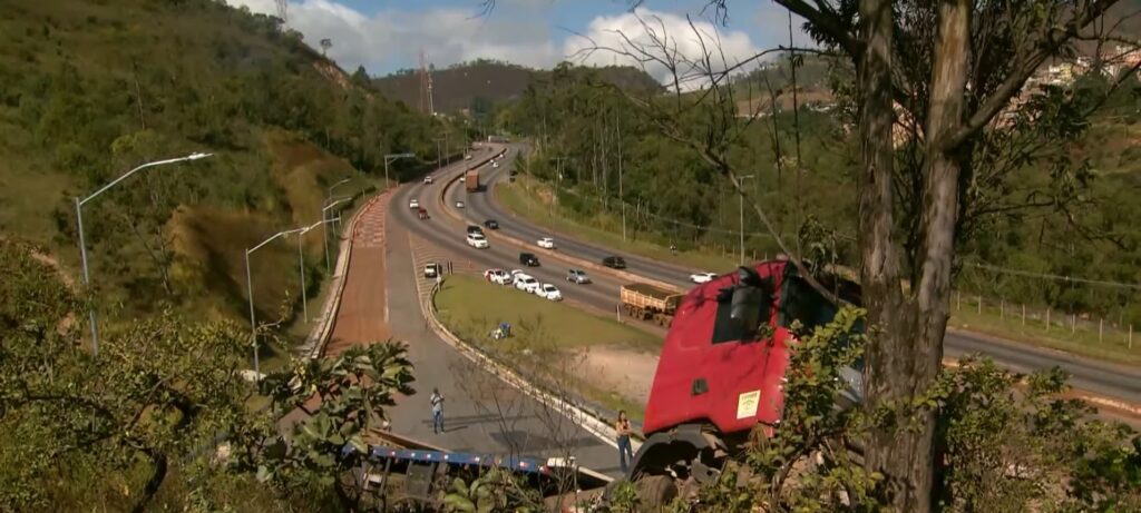 Caminhoneiro utiliza área de escape em seu trecho final e acaba batendo em uma árvore