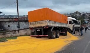 Carreta desgovernada atinge veículos e deixa carga no chão no Paraná