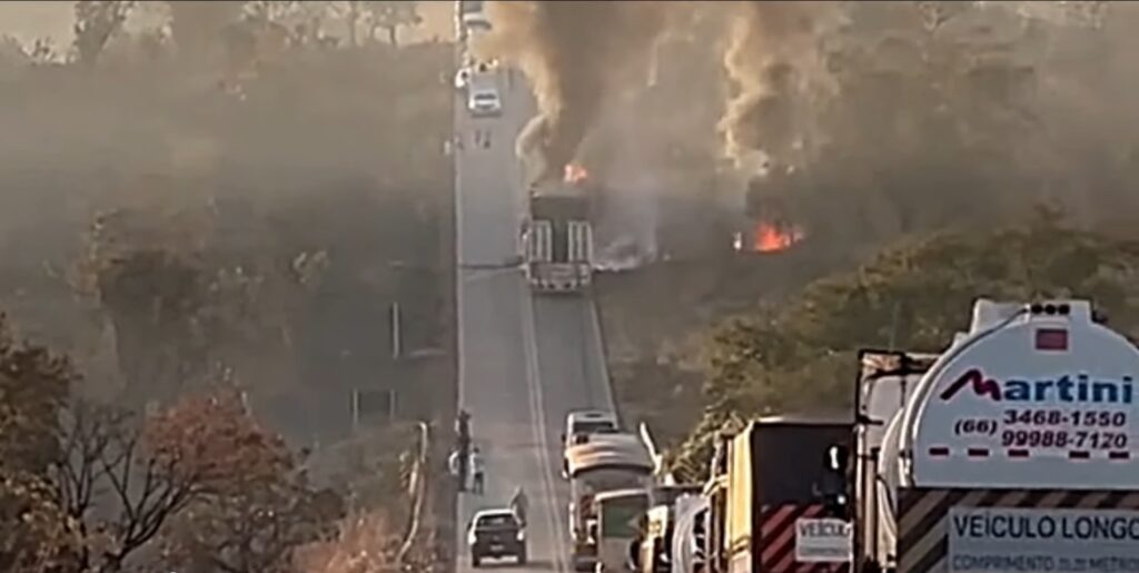 Carreta pega fogo na BR-070 e explosão assusta motoristas