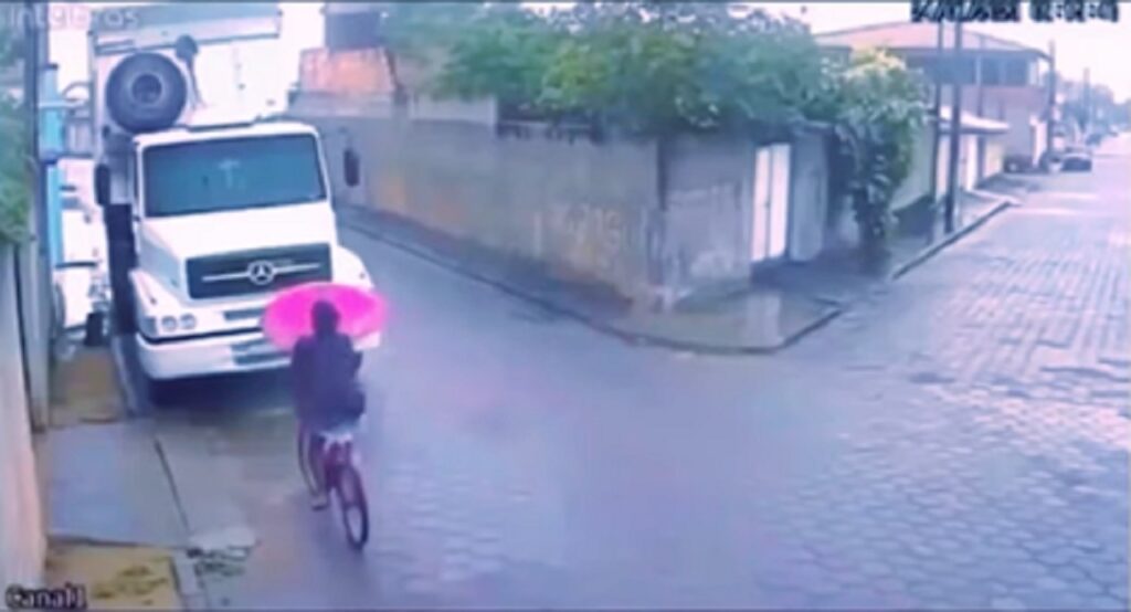 Ciclista Colide Frontalmente com Caminhão Parado, vídeo se Torna Viral nas Redes Sociais