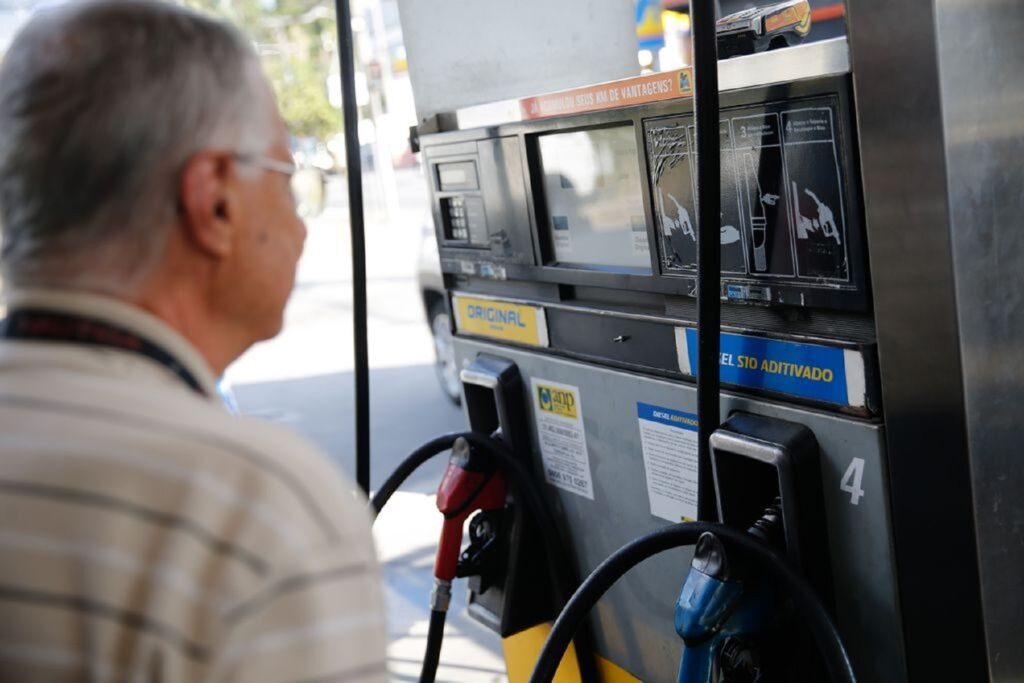 Diesel tem uma leve alta após 5 meses de queda no preço