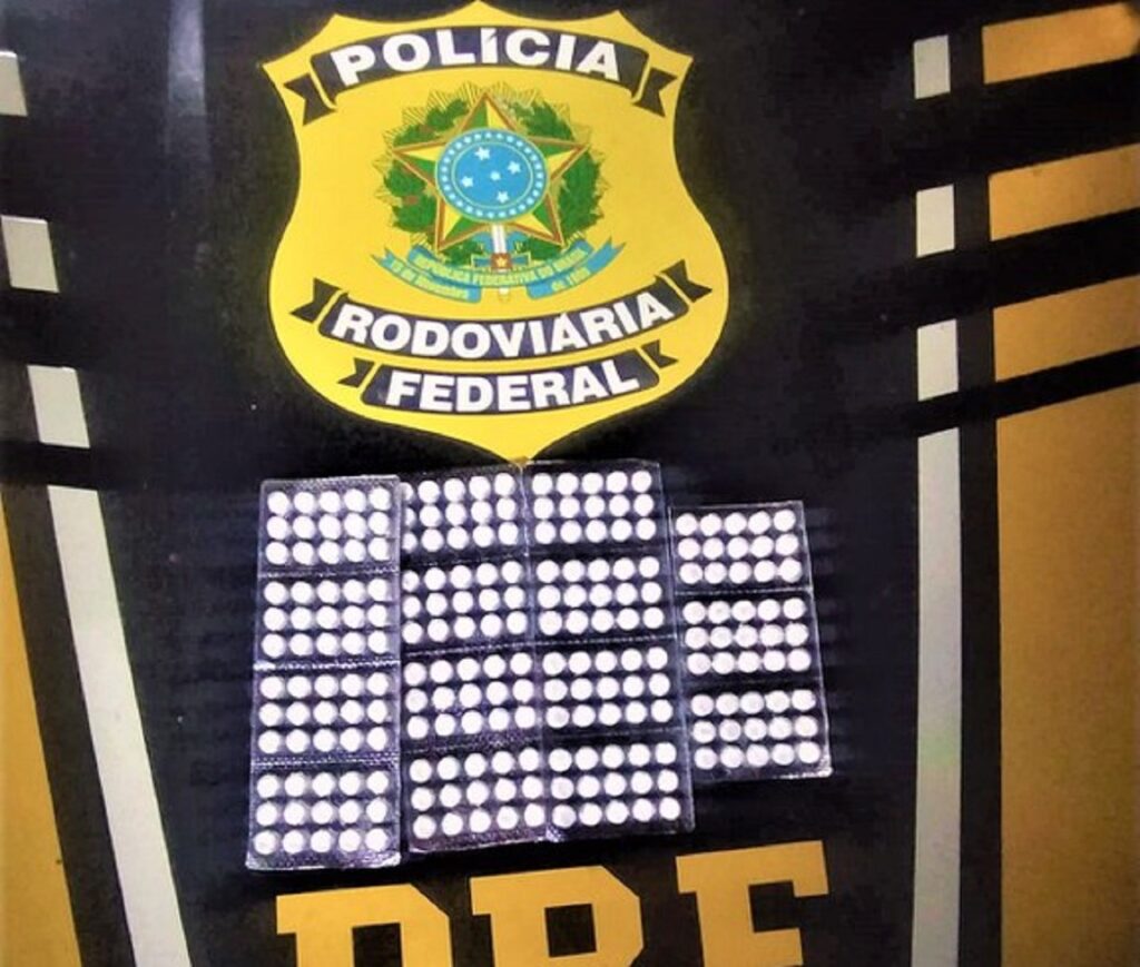 Em um intervalo de 10 minutos, PRF apreende 71 comprimidos de rebite