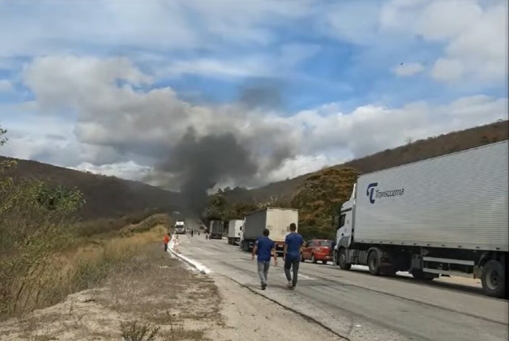 Fatal Acidente na BR-116 em Minas Gerais, caminhoneiro Perde a Vida em Colisão Frontal entre Carretas