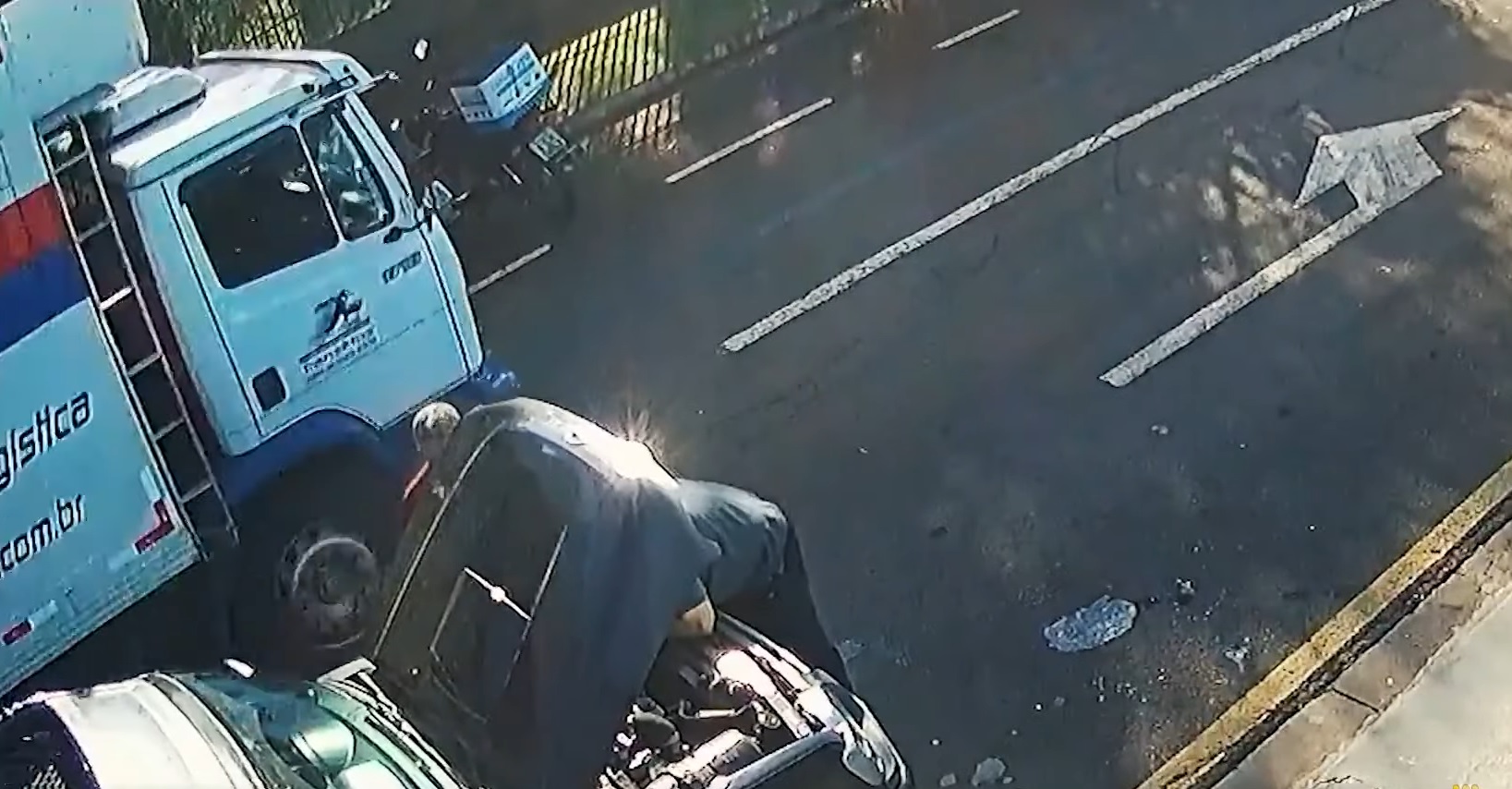 Homem é atingido por porta de caminhão em movimento: incidente registrado em Londrina, Paraná