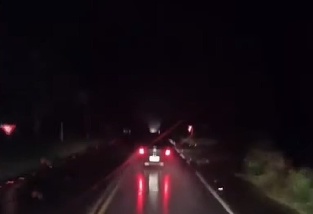 Motorista de um carro impede ultrapassagem de caminhoneiro em uma rodovia