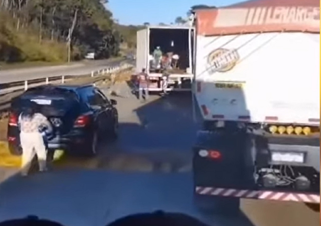 Mulher com carro de luxo é flagrada saqueando caminhão após acidente