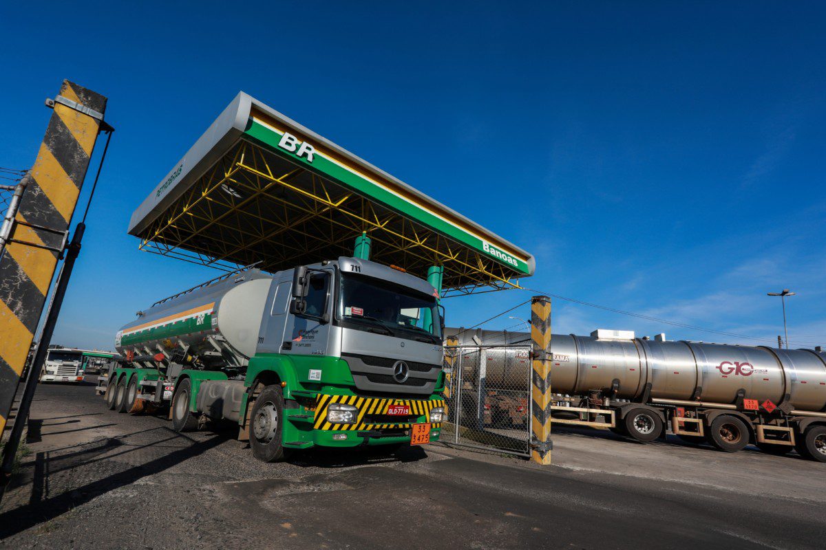No dia em que a Petrobras anuncia o aumento do combustível, caminhoneiros relatam a falta de diesel em alguns postos.