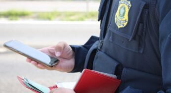 PRF autua motorista de BMW que dirigia com a CNH suspensa