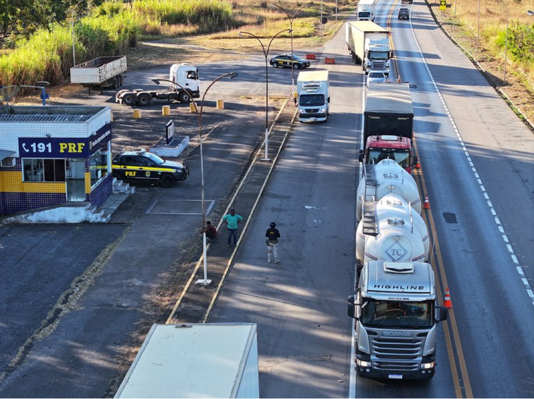 PRF realiza ação na Serra com foco no transporte de cargas
