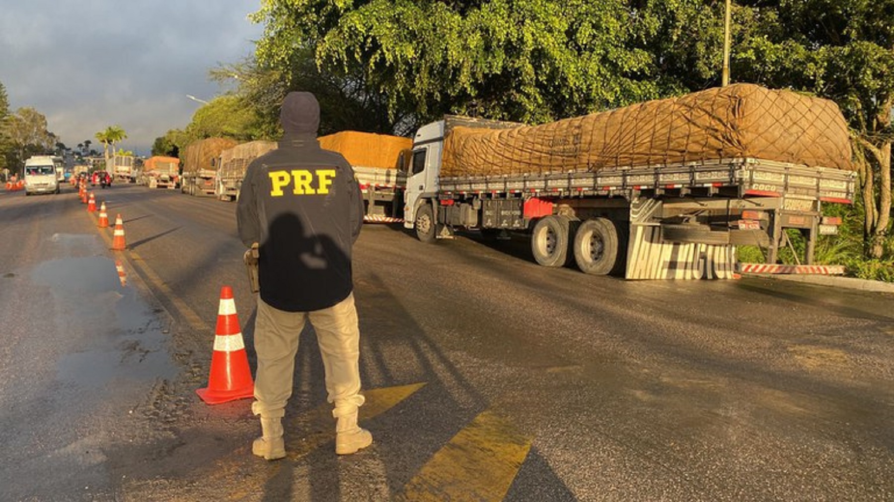PRF realiza fiscalização intensa no agreste pernambucano e flagra pai e filho transportando 6 toneladas de carga em excesso