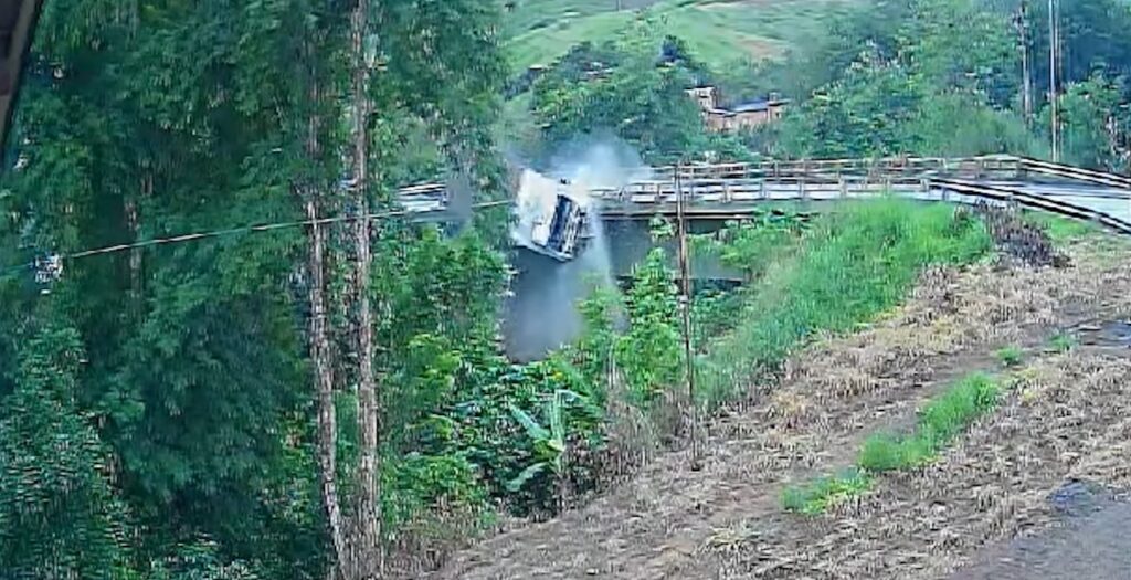 Tragédia no Espírito Santo: Caminhoneiro de 30 anos Morre Após Caminhão Cair de Ponte