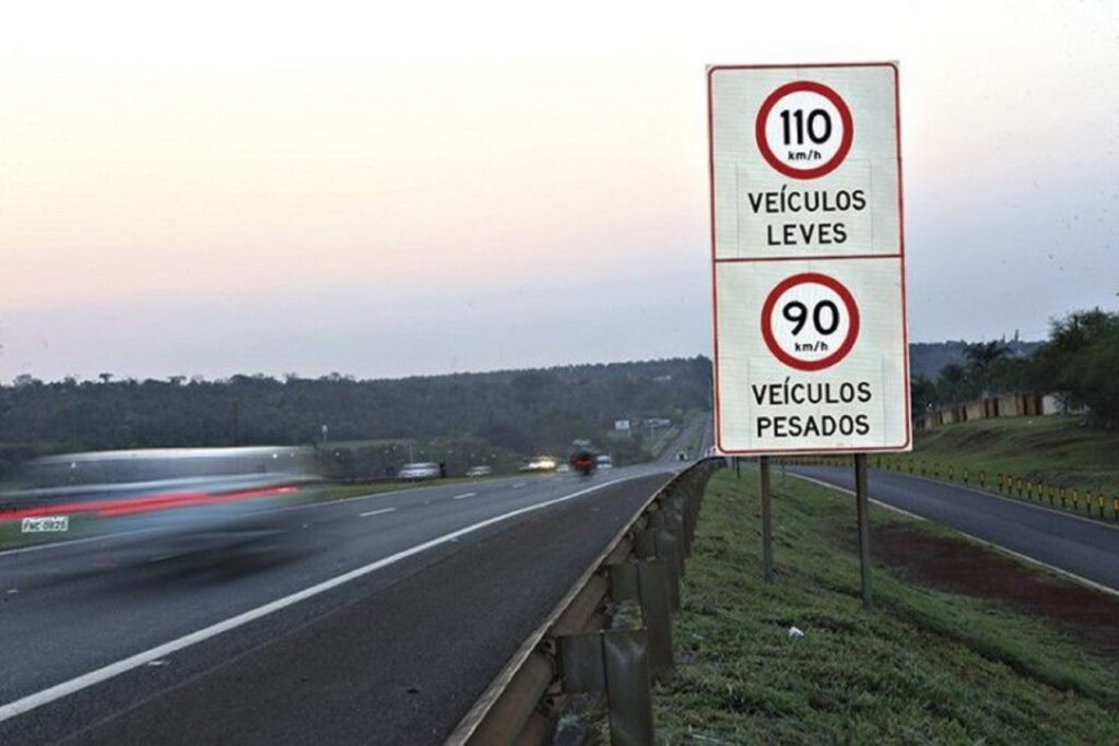 Veículo leve rebocando carretinha é considerado veículo pesado pela legislação