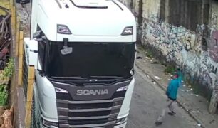 Vídeo: câmera de segurança registra roubo de caminhão em plena luz do dia