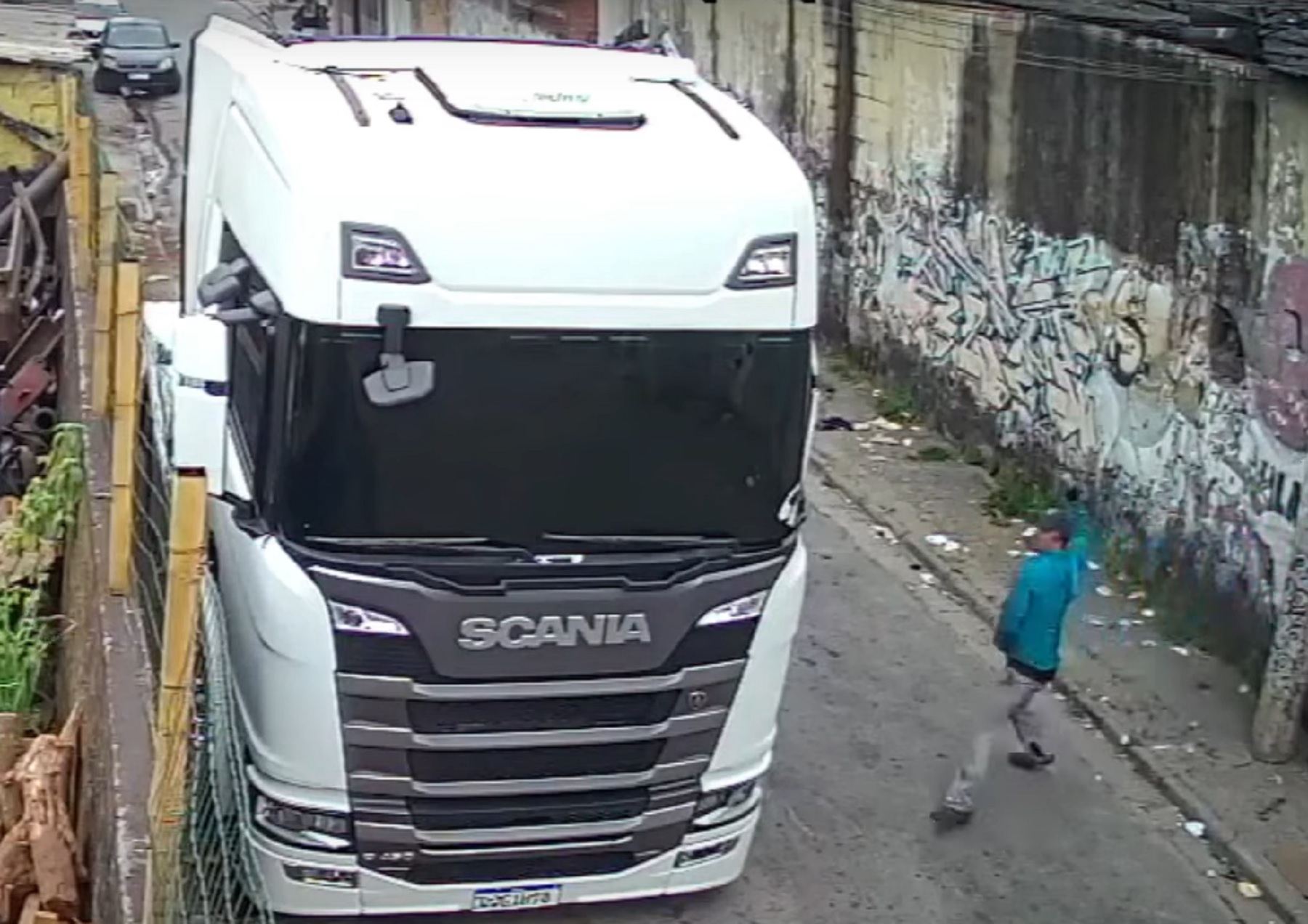 Vídeo: câmera de segurança registra roubo de caminhão em plena luz do dia
