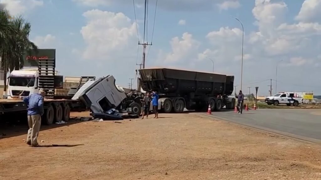 Cabine de Volvo FH é arrancada ao meio após ser atingida por prancha de carreta