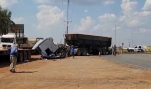 Cabine de Volvo FH é arrancada ao meio após ser atingida por prancha de carreta